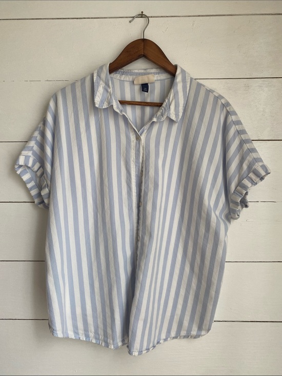 Universal Thread Tops - Universal Thread Light Blue & White Vertical Stripe Button-Down Shirt